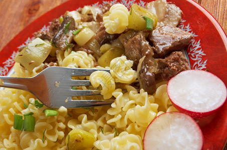 装备Radiatori意大利面条菜配有牛肉和蘑菇美食意大利语图片