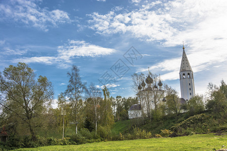 城市正统白色的俄罗斯亚拉夫地区Vyatka村基督复活的雪白教堂俄罗斯雅拉夫尔州图片