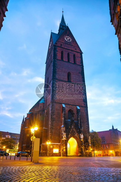 德国汉诺威市集教堂夜间老的场教堂图片
