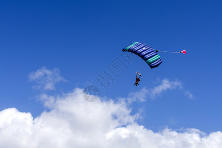肾上腺素坦迪姆跳跃是澳洲昆士兰州海滨上岸后从飞机跳下突然狂欢地自由降落大师串联图片