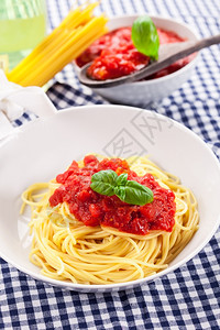 意大利细面条面条和传统家毛巾上的番茄酱美食味道图片