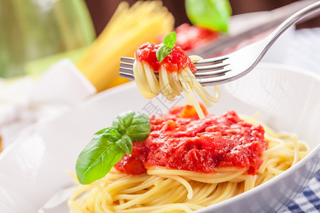 意大利细面条准备意大利面条和传统家毛巾上的番茄酱图片