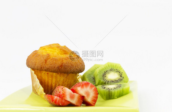 丰富多彩的纸杯蛋糕美味玉米松饼配有鱼片和草莓健康美味水果和绿色盘子面包食品水平的图片
