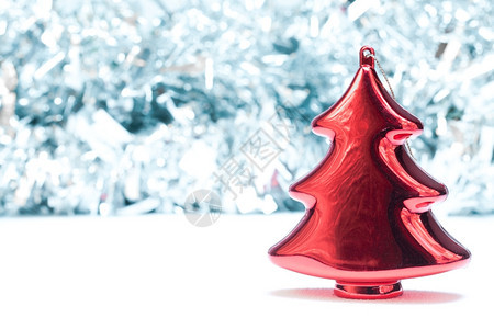 冬天的红色圣诞树装饰图片