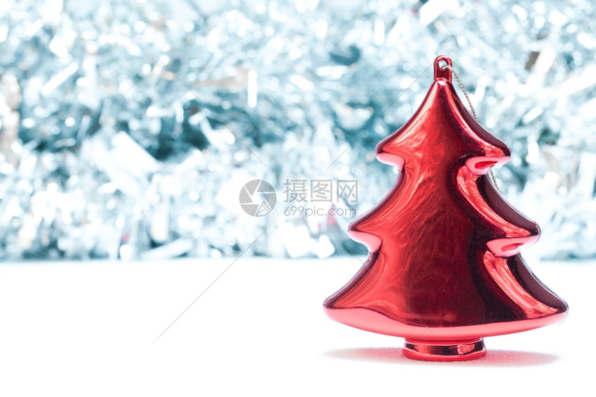 冬天的红色圣诞树装饰图片