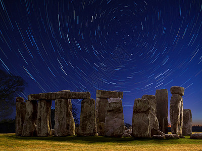 在英国威尔特郡的巨石柱史前块上留下星际足迹教科文组织世界遗产迹旅游行小径图片