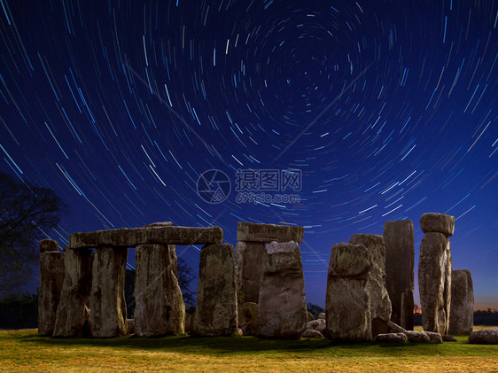 在英国威尔特郡的巨石柱史前块上留下星际足迹教科文组织世界遗产迹旅游行小径图片