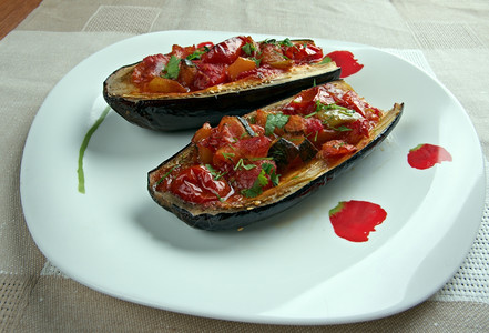 茄子成立在土耳其烹饪中发现的伊玛目巴雅迪菜煮熟的图片