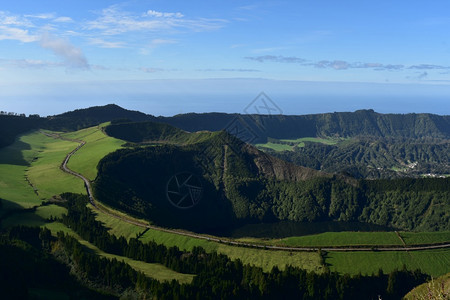 火山口亚速尔群岛的圣米格景色优美风农场牧图片