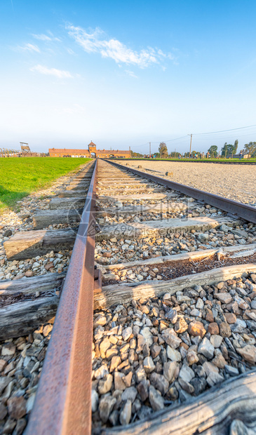 奥斯威辛Birkenau集中营著名的铁路门博物馆图片