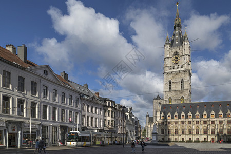 钟楼城市中央在比利时根特的贝尔夫里根特的91米贝利是三座中世纪高塔之一它俯视古城中心的根特老另外两座是圣巴沃大教堂和尼古拉会科文图片