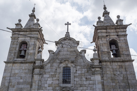 前冲钟窗户圣玛丽伊格雷哈德圣玛丽亚新古典和巴罗克面纱在葡萄牙贝拉阿尔塔CeloricodaBeira镇设有两座高礼门铃塔图片