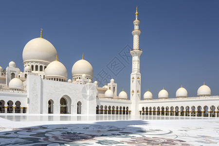 扎金索斯到庭院在阿联酋布扎比的谢赫耶德大清真寺主穹顶上看到萨哈恩院子和尖塔新月大理石设计图片