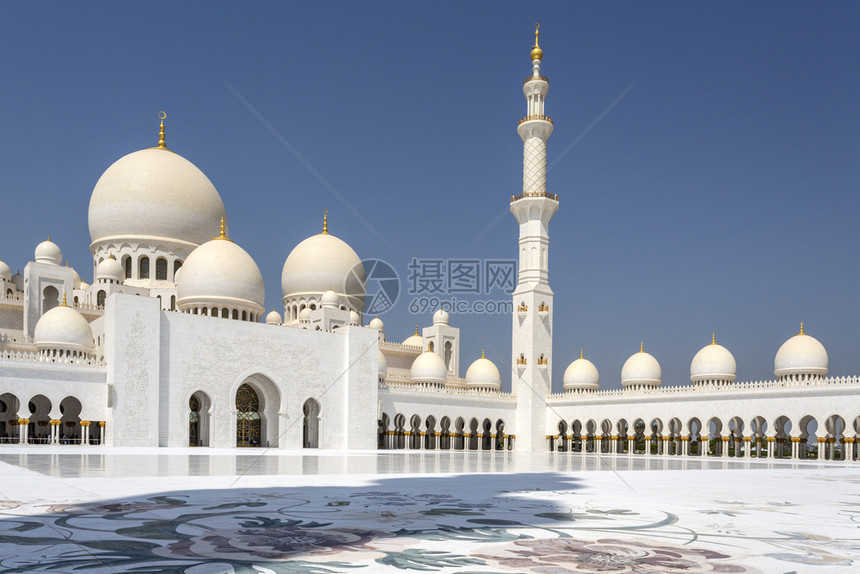 庭院在阿联酋布扎比的谢赫耶德大清真寺主穹顶上看到萨哈恩院子和尖塔新月大理石图片