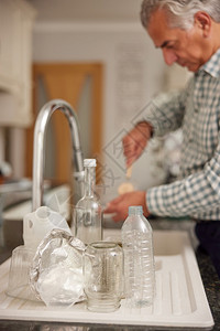 重点可持续在回收前厨房洗涤用过的包装中在家成熟人垂直图片