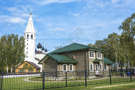 冲天炉俄罗斯亚拉夫尔地区Vyatkoye村基督降世东正教白色石堂雅罗斯拉夫尔区地标天空图片