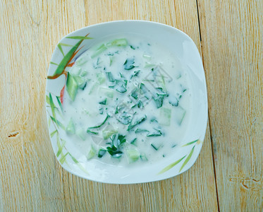 绿色午餐新鲜的冷酸奶和草药汤Ovdukh阿塞拜疆菜图片