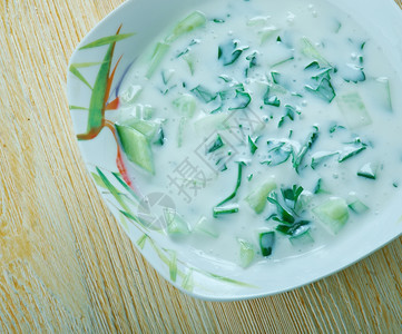 蔬菜冷酸奶和草药汤Ovdukh阿塞拜疆菜茶点奶油图片