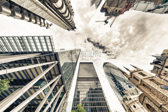 现代城市商业建筑风光仰拍图片