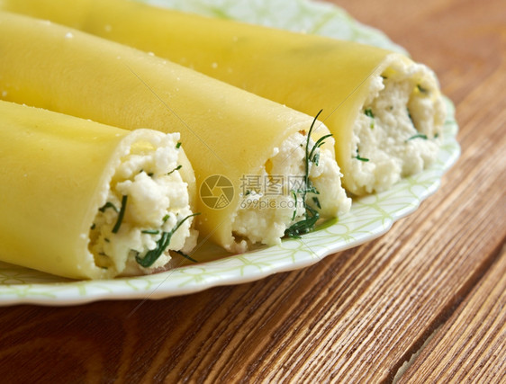 起司Kannelloni配有菠菜和融化的马扎里拉奶酪凝乳欧洲的图片