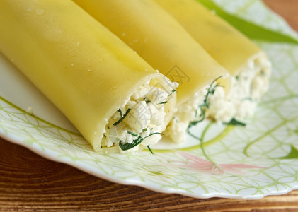 小屋产品Kannelloni配有菠菜和融化的马扎里拉奶酪通心粉图片