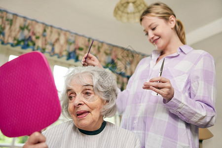 在家时切割年长妇女头发的流动理师移的快乐职业图片
