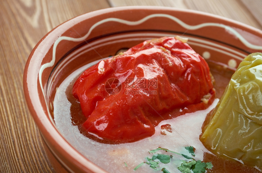 亚洲多尔马沙帕配上辣椒的汤Uzbek美食盘子亚洲人图片