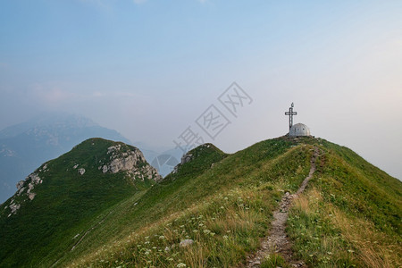 山徒步旅行蒙特迪马尼首脑会议与米兰斯凯奥利闪电图片