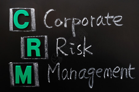首字母缩略词绘画CRM企业风险管理的缩略语写在黑板上粉笔图片