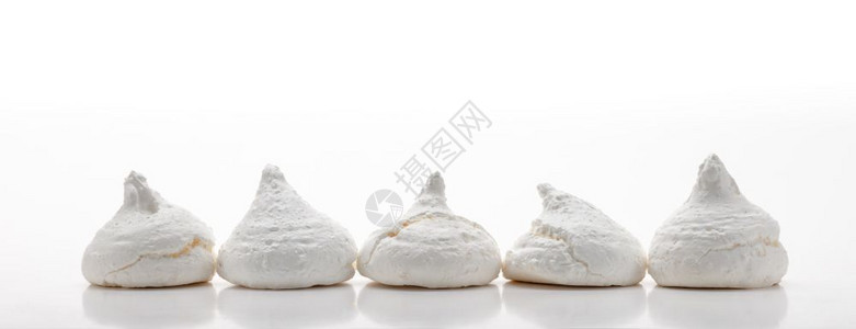 对齐五根法国白蛋排列成一孤立在白色背景上烘烤的图片