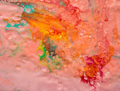 抽象的湿红色画布上喷洒丙烯香涂料当代艺术作品图片