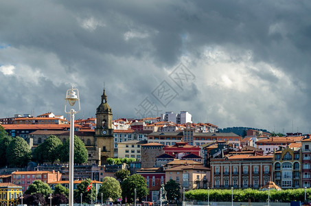 比斯凯亚瓦科从西班牙巴克州的Getxo看到沿河边葡萄牙城的景象比斯开图片