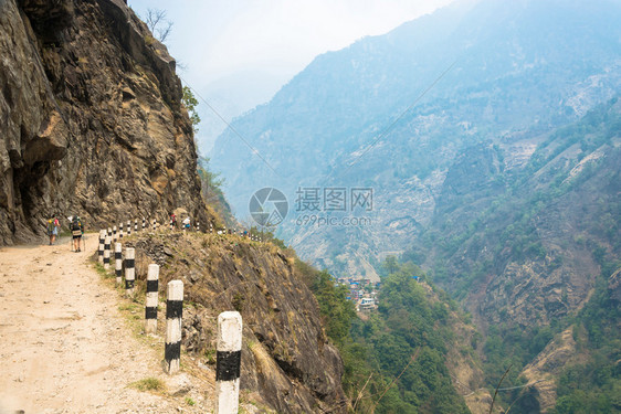一种景观户外喜马拉雅山上一条路的旅游者在尼泊尔安纳普附近旅行图片