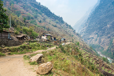 喜马拉雅山上一条路的旅游者在尼泊尔安纳普附近旅行风景优美丽的远足图片