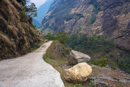 游客天空风景喜马拉雅山上一条路的旅游者在尼泊尔安纳普附近旅行图片