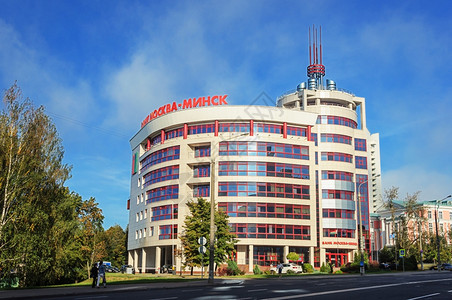 现代的街道斯托罗热夫卡娅白俄罗明克托日耶夫卡雅街上莫科明克银行联合股份公司大楼图片
