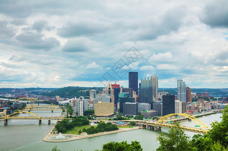 多云的匹兹堡市风景与俄亥河在阴云的一天旅行景观图片