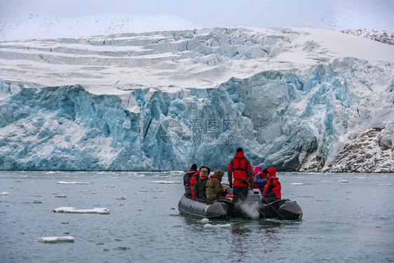 在北极高地斯瓦尔巴德群岛皮茨贝根的WoodfjordenWoodfjorden摩纳哥冰川终点冒险旅游者融化挪威风景优美图片
