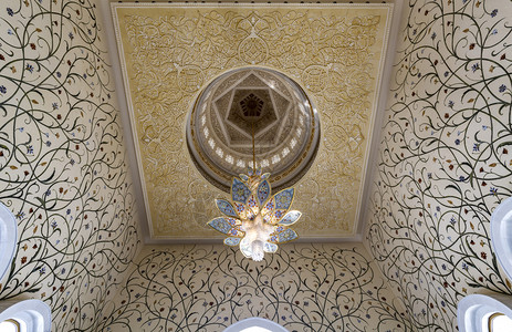 绞刑由几百万斯瓦洛夫基水晶组成的美丽吊灯挂在阿联酋布扎比的谢赫耶德大清真寺第二穹顶上圆施华洛世奇图片