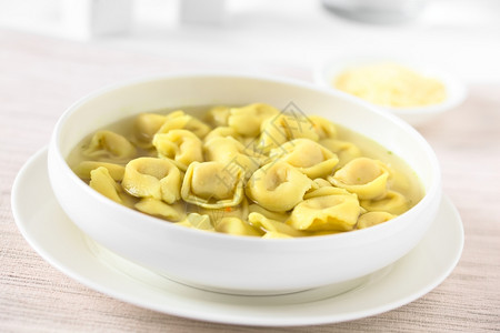 意大利语式饺子股票Brodo汤中传统的意大利托特尼Tortellini与天然光相照选择焦点在图像中间的焦点图片