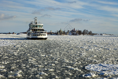 运输一艘小渡船载客从罗托岛到冬季中赫尔辛基港口里装满了小块的冰芬兰人们图片