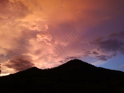 景观夏天山上有云照光的蓝色图片