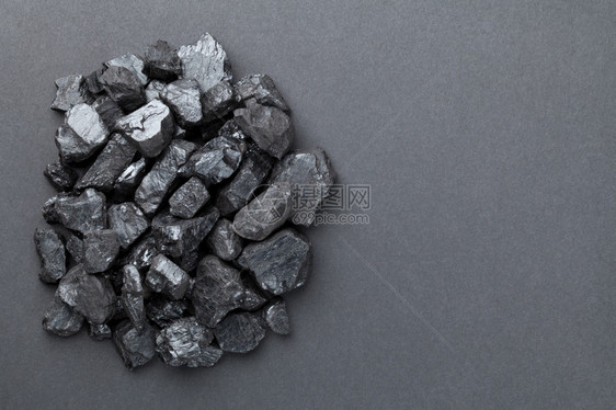 超过活力量在石墨背景上的黑煤堆复制空间顶视图图片