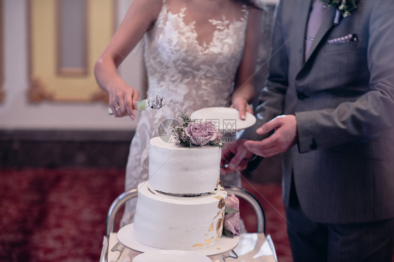新娘和新郎切结婚蛋糕图片