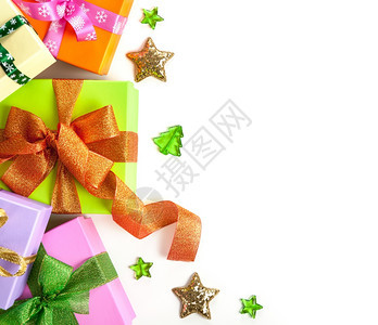 圣诞之顶视图在白色背景上弓首的礼品盒展示最佳包裹图片