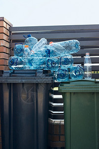 压扁人们将塑料废物收集起来以回塑料废物污染概念和废物过多的问题环境议8106573透明图片