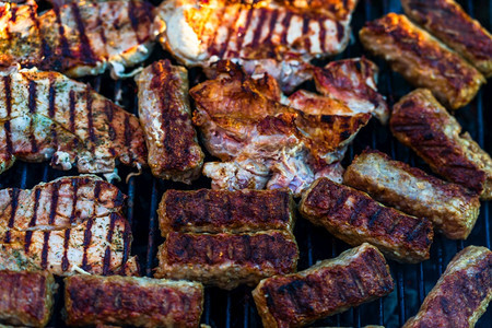 在花园烧烤肉上煎猪排炙烤牛肉火焰图片