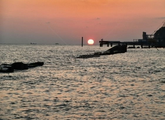 夕阳下的海岸图片