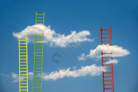步爬蓝天云中梯子和彩色与云层概念的抽象以利增长崛起和成功抽象的图片