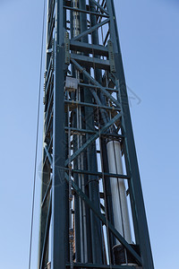 力量重的金属塔内巨型活塞的细节金属塔内巨型活塞的细节力图片